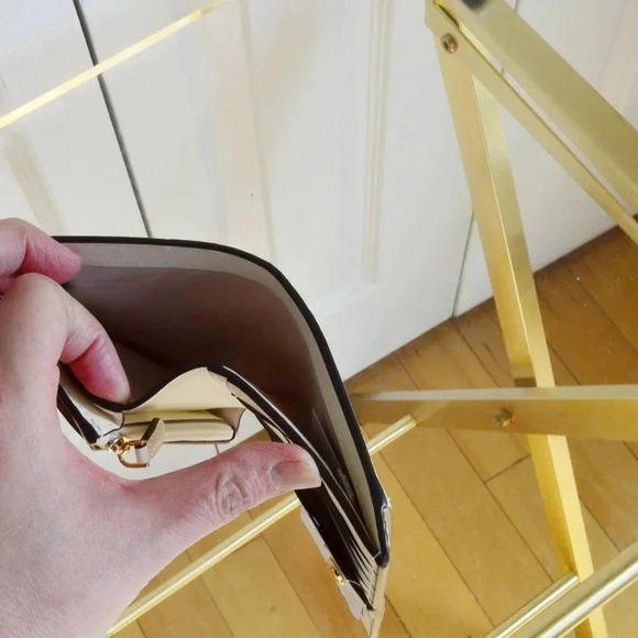 Kate Spade KJ058 NYC Big Apple Medium Wallet - Picture 7 of 9